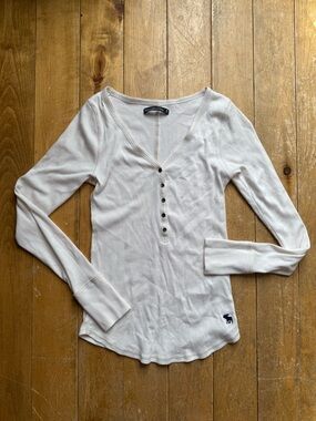 Long Sleeve Henley Top in Off-White - Abercrombie & Fitch Medium
